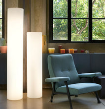 Lade das Bild in den Galerie-Viewer, Große Auswahl hochwertiger Design Stehleuchten » Top-Marken » Individuelle Lichtberatung » Showrooms vor Ort » 30 Jahre Erfahrung.