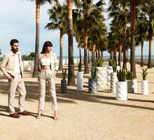 Lade das Bild in den Galerie-Viewer, Ausgefallene Bodenvasen Maurizius zum Verlieben