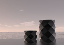 Lade das Bild in den Galerie-Viewer, Ausgefallene Bodenvasen Maurizius zum Verlieben