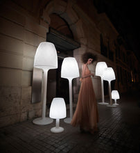 Lade das Bild in den Galerie-Viewer, Terrasse beleuchten » Ideen für die Außenbeleuchtung. Umso wichtiger, dass neben den Outdoormöbeln auch die Beleuchtung zum Verweilen einlädt. Vondom Vases Luxus Aussenlampen modern.