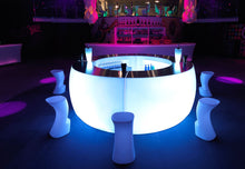 Lade das Bild in den Galerie-Viewer, "Die Designer-Bar "Fiesta" von Archirivolto für Skydesign verkörpert Schönheit, Harmonie und Freiheit, und diese Eigenschaften lassen sich nicht durch starre Vorschriften beschränken. Design ist auch nicht nur für eine bestimmte soziale oder kulturelle Elite reserviert."