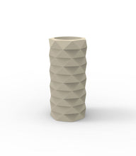 Lade das Bild in den Galerie-Viewer, Ausgefallene Bodenvasen Maurizius zum Verlieben