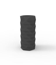 Lade das Bild in den Galerie-Viewer, Ausgefallene Bodenvasen Maurizius zum Verlieben