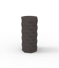 Lade das Bild in den Galerie-Viewer, Ausgefallene Bodenvasen Maurizius zum Verlieben