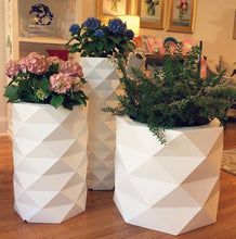 Lade das Bild in den Galerie-Viewer, Ausgefallene Bodenvasen Maurizius zum Verlieben