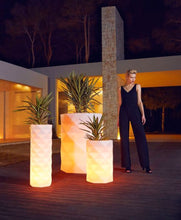 Lade das Bild in den Galerie-Viewer, Ausgefallene Bodenvasen Maurizius zum Verlieben