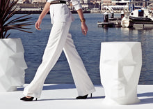 Lade das Bild in den Galerie-Viewer, Sitzhocker, Holzhocker & Co kaufen. Moderne Hocker aus Kunststoff in weiss günstig online kaufen. Moderner runder Design-Hocker