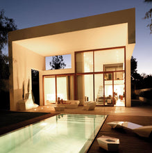 Lade das Bild in den Galerie-Viewer, Die richtige Terrassenbeleuchtung – Akzentlicht oder Grundbeleuchtung? Ein leckeres Grillbuffet mit der Familie zu genießen oder auch ein gemütlicher Spieleabend mit Freunden auf der Terrasse sind wunderschöne Erlebnisse. Je nach Abendgestaltung sollte die Beleuchtung der Terrasse unterschiedlich ausfallen.