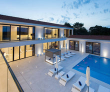 Lade das Bild in den Galerie-Viewer, Terrassenbeleuchtung: Lichtplanung auf der Terrasse Beratung › Außenbeleuchtung. Wenn du eine indirekte Beleuchtung der Terrasse bevorzugst, sind LED-Einbaustrahler für den Terrassenboden eine gute Wahl. GRAF LICHT Klagenfurt