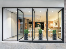 Lade das Bild in den Galerie-Viewer, Ausgefallene Bodenvasen Maurizius zum Verlieben