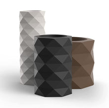 Lade das Bild in den Galerie-Viewer, Ausgefallene Bodenvasen Maurizius zum Verlieben