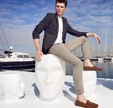 Lade das Bild in den Galerie-Viewer, Skydesign ADAN Pflanzgefäße, Hocker und Tische aus der Kollection ADAN von Vondom überraschen mit viel Persönlichkeit und diamantfacettierter Form passend zu jedem Style. Sie sind bestens für den ganzjährigen Einsatz im Indoor- und Outdoorbereich geeignet.