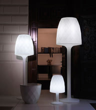 Lade das Bild in den Galerie-Viewer, Weitere Ideen zu terrassenbeleuchtung, terrasse, gartengestaltung. ... Betonplatten asymmetrisch velegt mit LED Beleuchtung – Lampen ideen Betonplatten ...