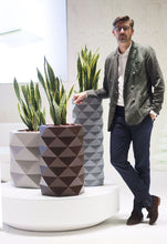 Lade das Bild in den Galerie-Viewer, Ausgefallene Bodenvasen Maurizius zum Verlieben