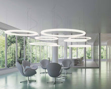 Lade das Bild in den Galerie-Viewer, Pendelleuchte KREIS. Das sind die runde Lampen im McFit Studio Brünnerstrasse in Wien.