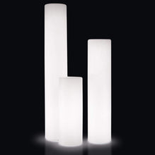 Lade das Bild in den Galerie-Viewer, Designer Stehlampen und Stehleuchten. Alle Stehleuchten entdecken >. Vielfältige Designs für verschiedene Stile, Räume und Lichtbedürfnisse.