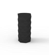 Lade das Bild in den Galerie-Viewer, Ausgefallene Bodenvasen Maurizius zum Verlieben