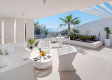 Lade das Bild in den Galerie-Viewer, Ausgefallene Bodenvasen Maurizius zum Verlieben