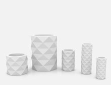 Lade das Bild in den Galerie-Viewer, Ausgefallene Bodenvasen Maurizius zum Verlieben