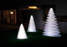 Lade das Bild in den Galerie-Viewer, Design Weihnachtsbaum | Christbaum beleuchtet Outdoor
